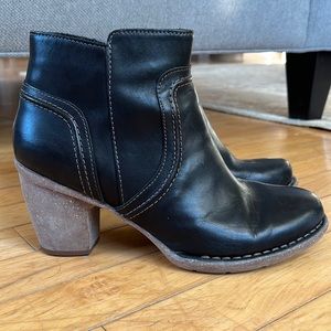 Women’s Clarks Carleta Black Leather Ankle Boot Zip up, Non Slip Size US 7